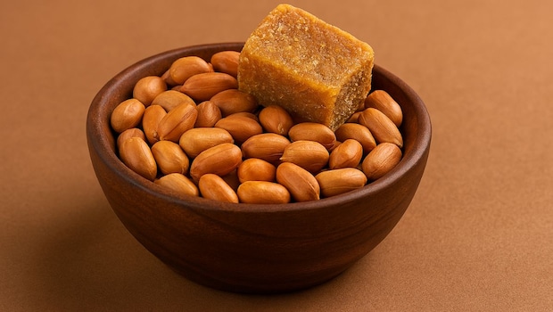 Why You Should Have Peanuts With Jaggery This Winter