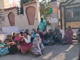 इंदौर के बाद रायसेन में &lsquo;जहर&rsquo; की सप्लाई! पालिकाध्यक्ष के घर के सामने महिलाओं ने चूड़ियां फोड़कर मांगा शुद्ध पानी