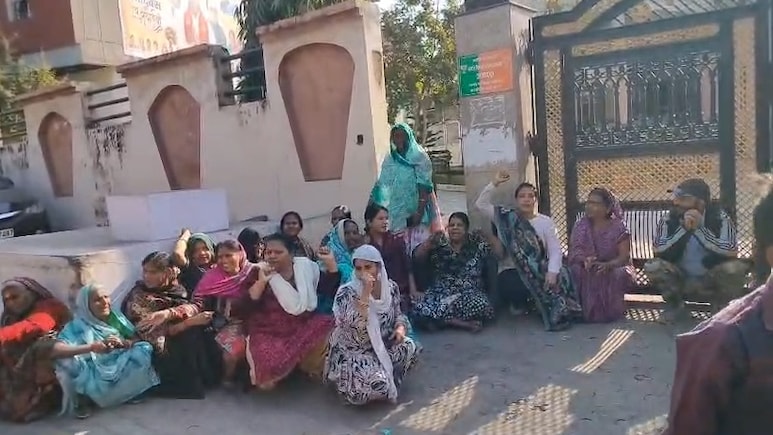 इंदौर के बाद रायसेन में &lsquo;जहर&rsquo; की सप्लाई! पालिकाध्यक्ष के घर के सामने महिलाओं ने चूड़ियां फोड़कर मांगा शुद्ध पानी