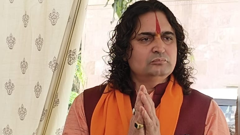 "मस्जिदों के लाउडस्पीकर की आवाज कम करो, नहीं तो लोग शहर छोड़ देंगे", बालमुकुंद आचार्य का बड़ा बयान