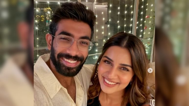 Happy New Year 2026: जसप्रीत बुमराह ने परिवार संग किया नए साल का स्वागत, पत्नी संजना गणेशन ने शेयर की तस्वीर