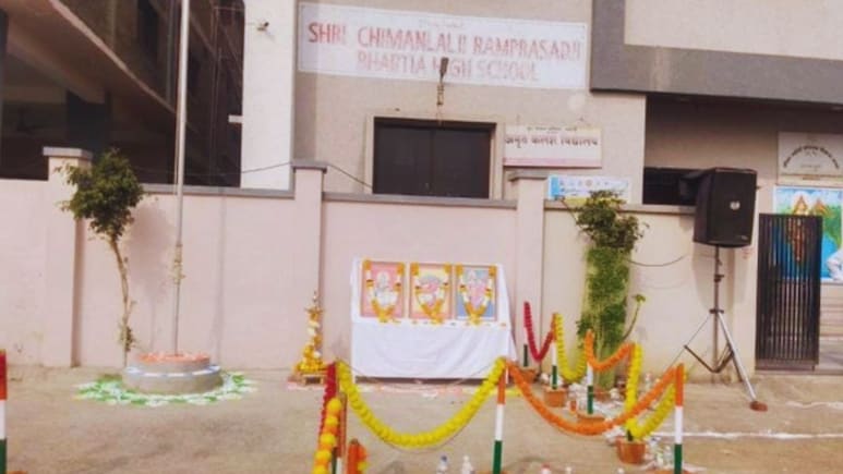 Akoal News : 'याला प्रजासत्ताक दिन म्हणायचं का?' अकोल्यातील 3 घटना वादात, शाळेसह तहसील कार्यालयातही...