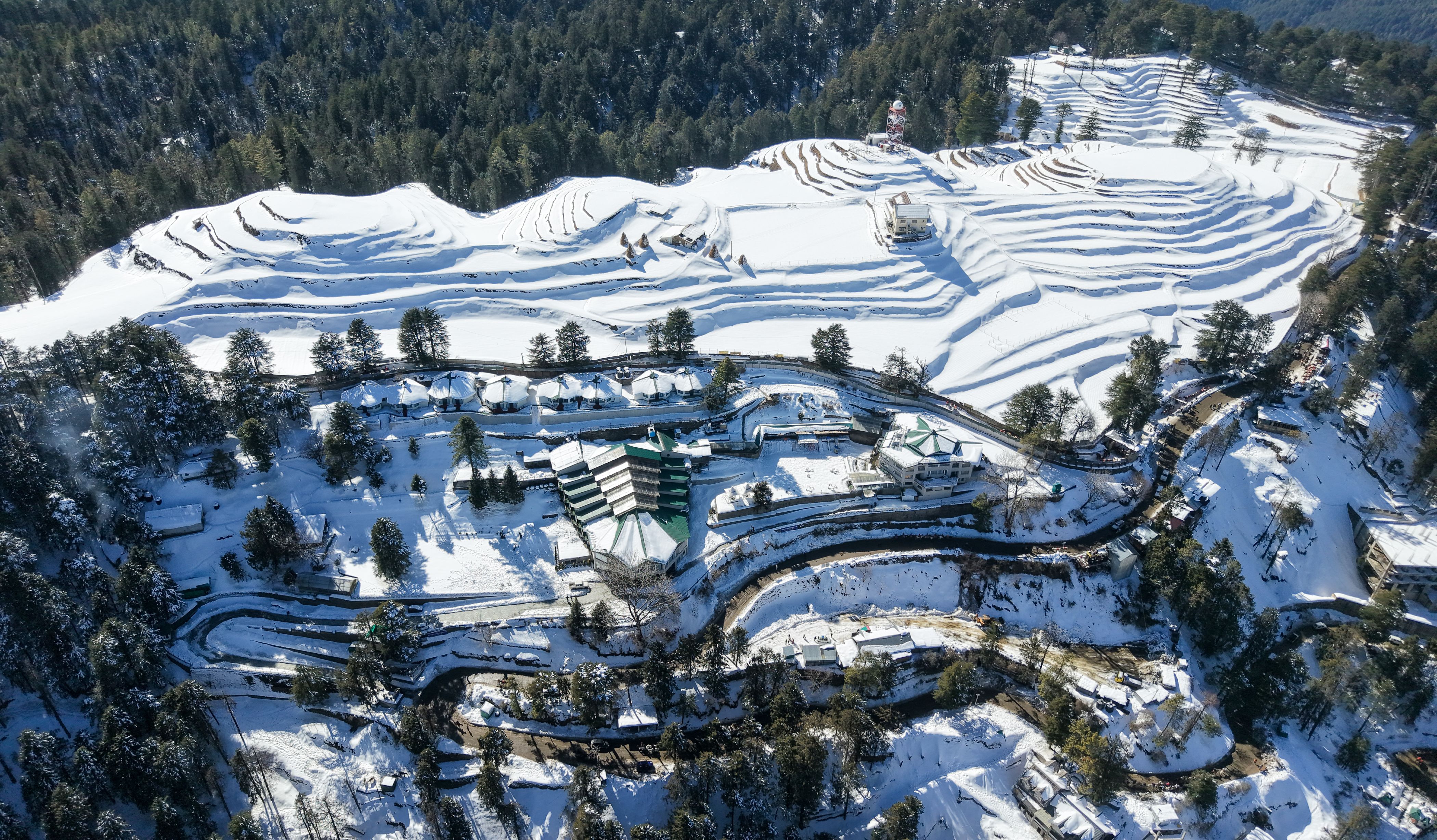 शिमला में बर्फ की सफेद चादर बिछ गई है. शिमला में बर्फ की सफेद चादर बिछ गई है.