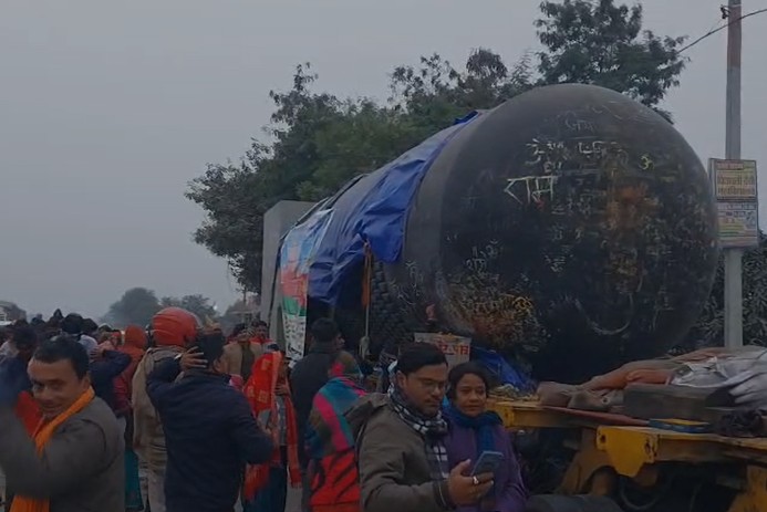 वजन 210 टन... तमिलनाडु से मोतिहारी के लिए चला दुनिया का सबसे बड़ा शिवलिंग गोपालगंज में फंसा-Video