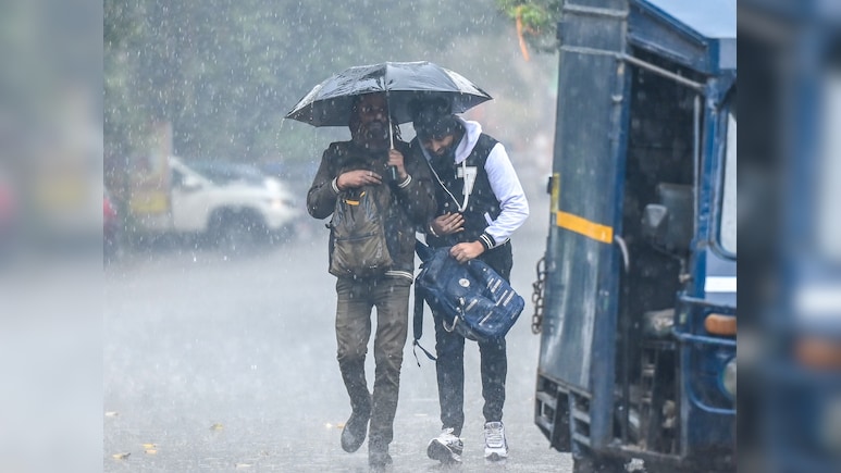 बिहार के 16 जिलों में मौसम का रेड अलर्ट, भारी बारिश और तूफान की चेतावनी