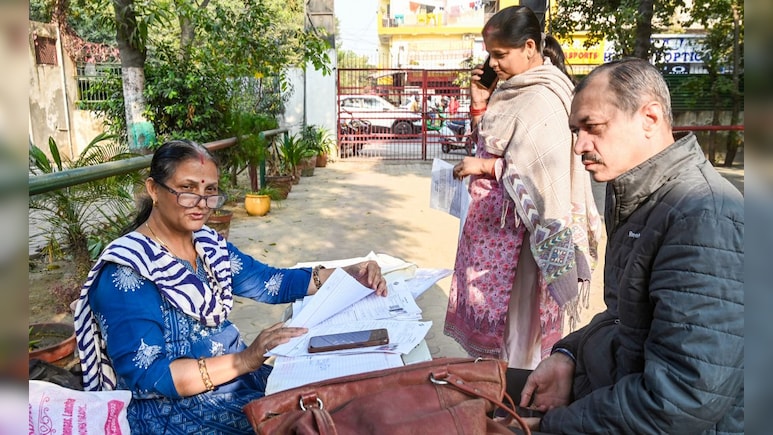 UP SIR: अपना शहर छोड़ 10 साल से नोएडा में रह रहे हैं, SIR में कट गया नाम? जानें ऐसे में क्या करें