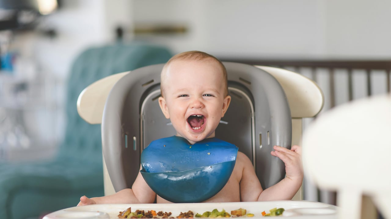 7 Best Waterproof Feeding Bibs For Babies That Make Mealtime Cleanup Easy