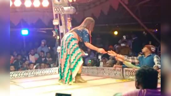 अश्लील डांस पर नोट उड़ाने वाले SDM पर एक्शन, कलेक्टर ने पद से हटाया, दो पुलिसकर्मी