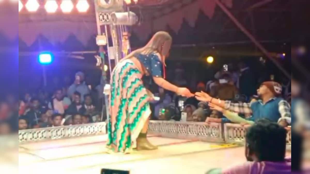 अश्लील डांस मामले में 3 पुलिसकर्मी सस्पेंड अश्लील डांस मामले में 3 पुलिसकर्मी सस्पेंड