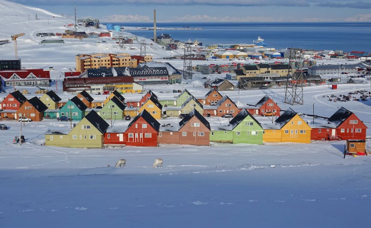 Svalbard is not a part of the Schengen co-operation, and travellers, therefore, need neither a visa nor a work or residency permit to stay there. Photo: Wikipedia