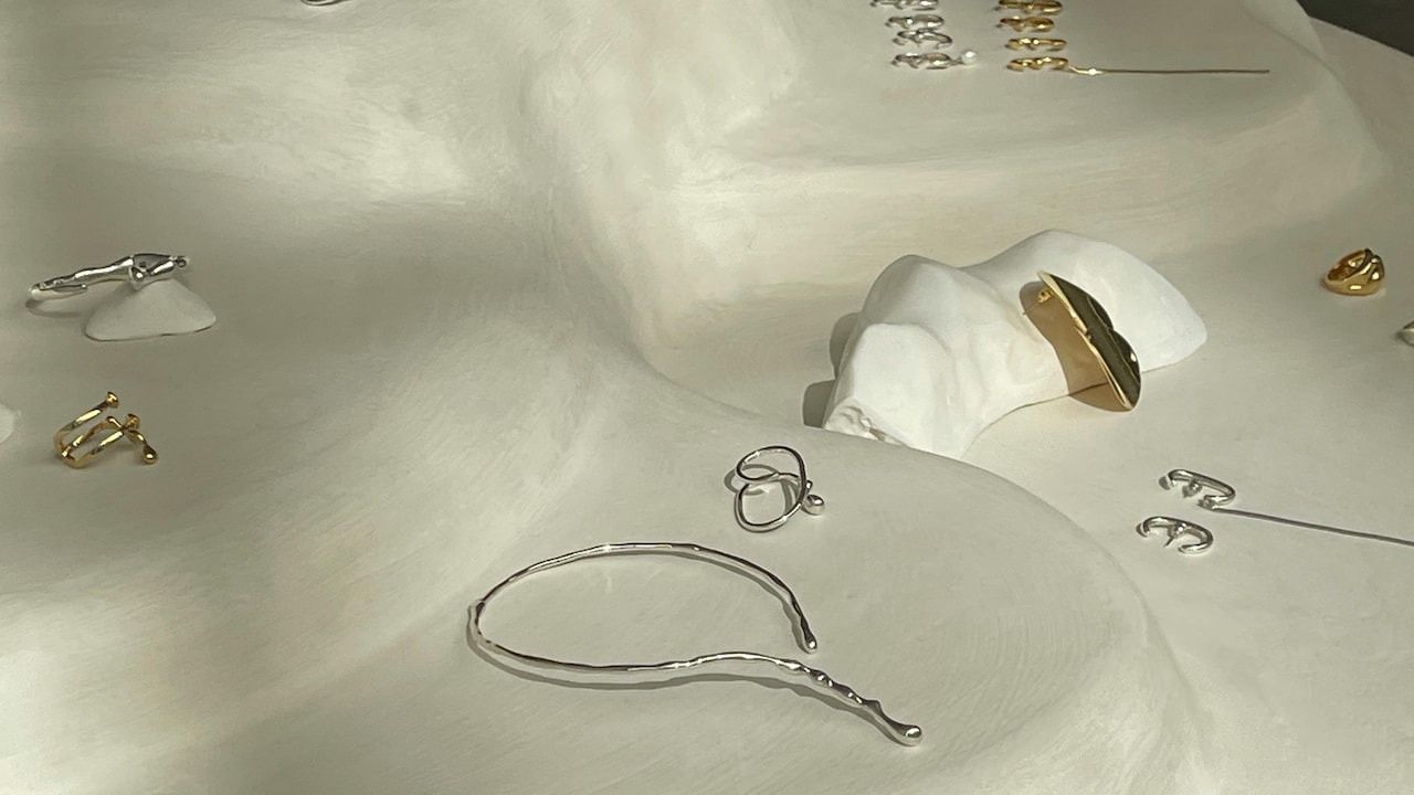 Daily Silver Jewellery Care: Wear It Without Tarnishing Using Simple Protective Habits and Storage Tips Daily Silver Jewellery Care: Wear It Without Tarnishing Using Simple Protective Habits and Storage Tips