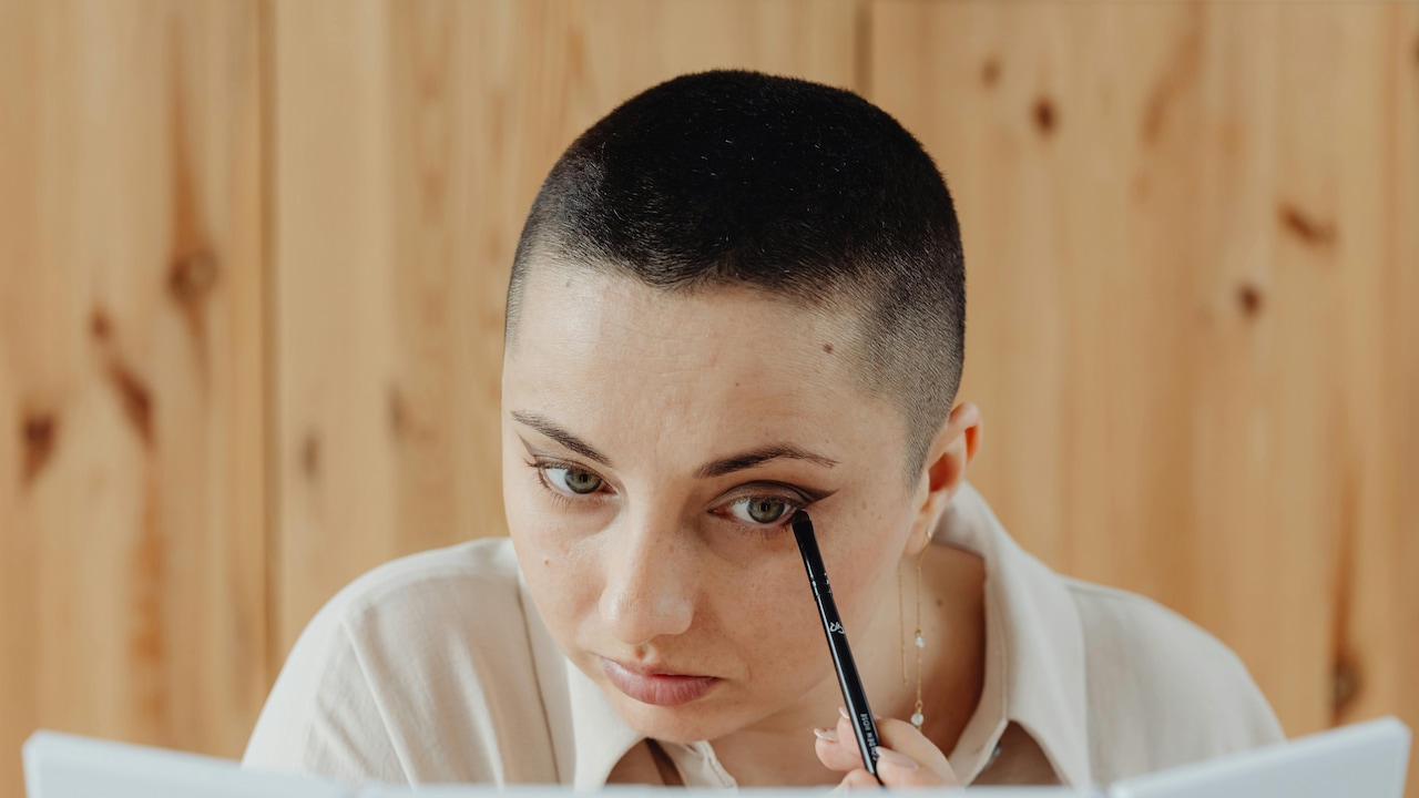 Dual-End Kajals are suitable for both beginners and seasoned makeup lovers.