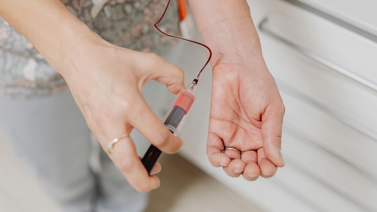 सावधान! हीमोग्लोबिन बढ़ाने के चक्कर में कहीं आप तो नहीं कर रहे ये गलती? सोशल मीडिया का नुस्खा लड़के पर पड़ा भारी