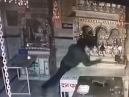 सीसीटीवी में कैद हुई जैन मंदिर में चोरी की वारदात, चांदी के छत्र समेत कीमती आभूषण गायब