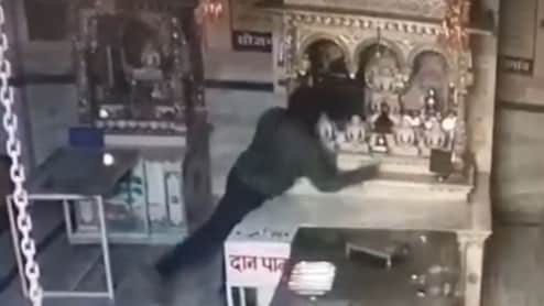 सीसीटीवी में कैद हुई जैन मंदिर में चोरी की वारदात, चांदी के छत्र समेत कीमती आभूषण गायब