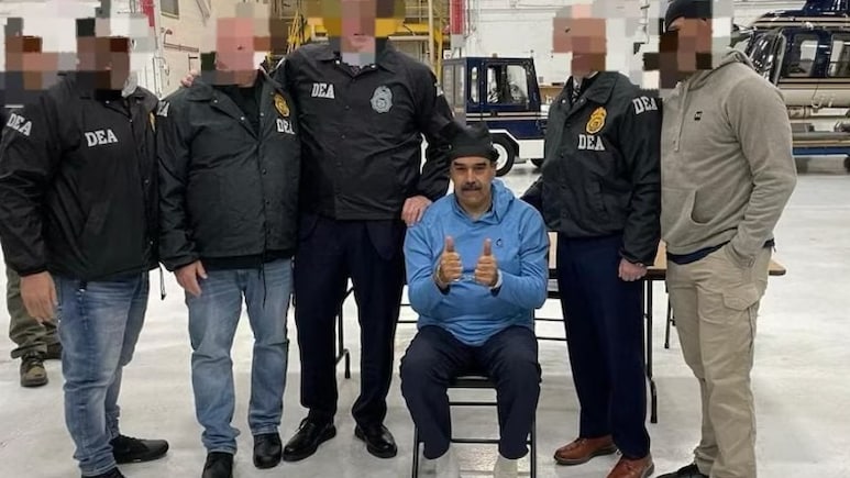 हाथों में हथकड़ी, चेहरे पर मुस्कान; अमेरिका की कस्टडी में Thumbs-Up करते दिखे वेनेजुएला के राष्ट्रपति मादुरो