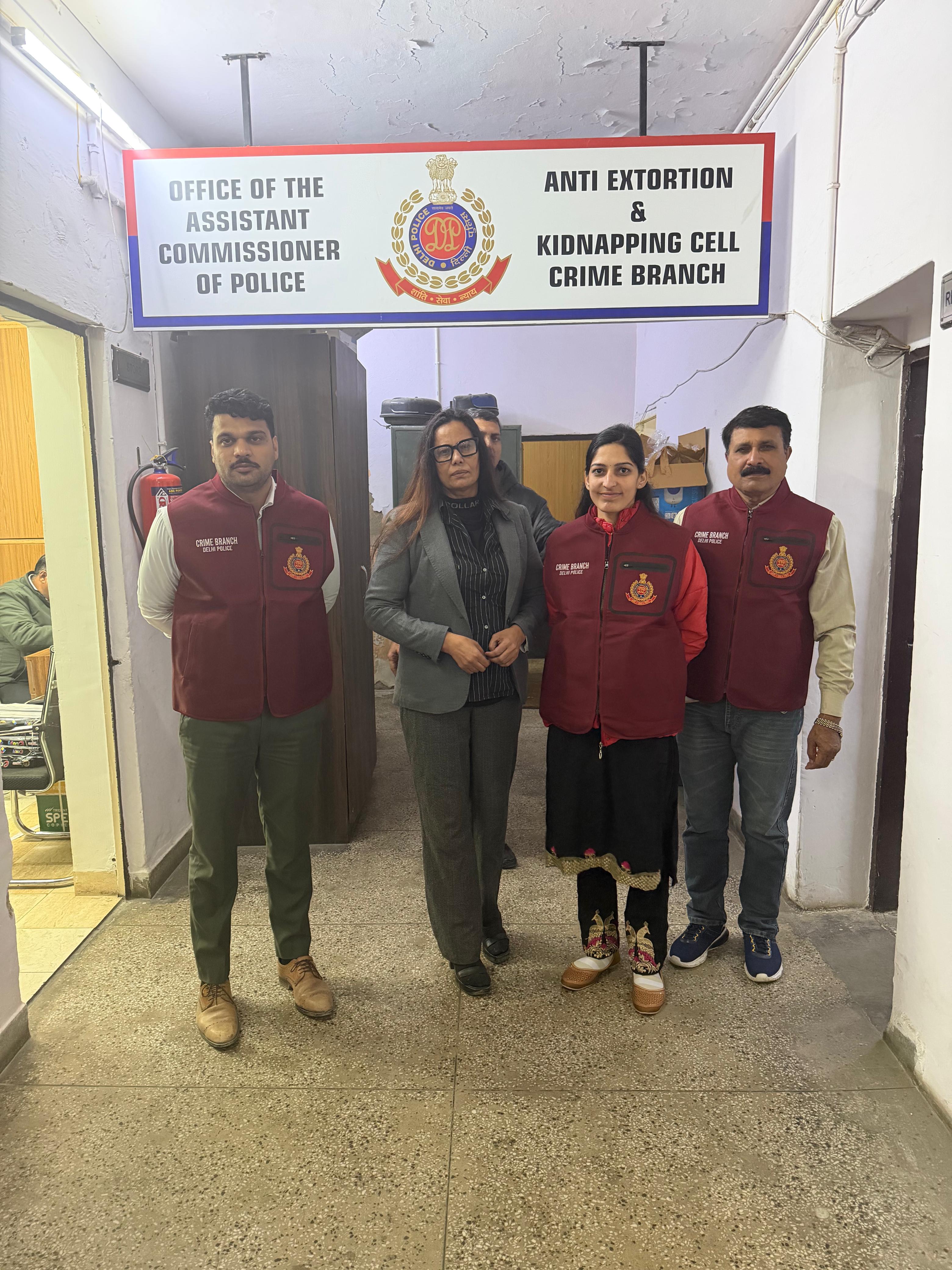 चेकिंग से बचने की कोशिश या कुछ और... दिल्ली में ऐंबेसी की फर्जी नंबर प्लेट वाली कार के साथ महिला गिरफ्तार