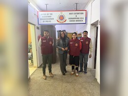 चेकिंग से बचने की कोशिश या कुछ और... &nbsp;गणतंत्र दिवस से पहले दिल्ली में ऐंबेसी की फर्जी नंबर प्लेट वाली कार के साथ महिला गिरफ्तार