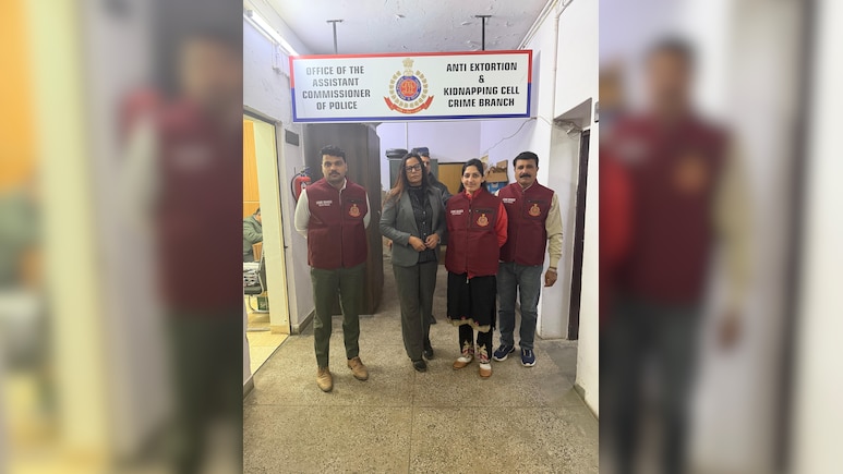 चेकिंग से बचने की कोशिश या कुछ और... &nbsp;गणतंत्र दिवस से पहले दिल्ली में ऐंबेसी की फर्जी नंबर प्लेट वाली कार के साथ महिला गिरफ्तार