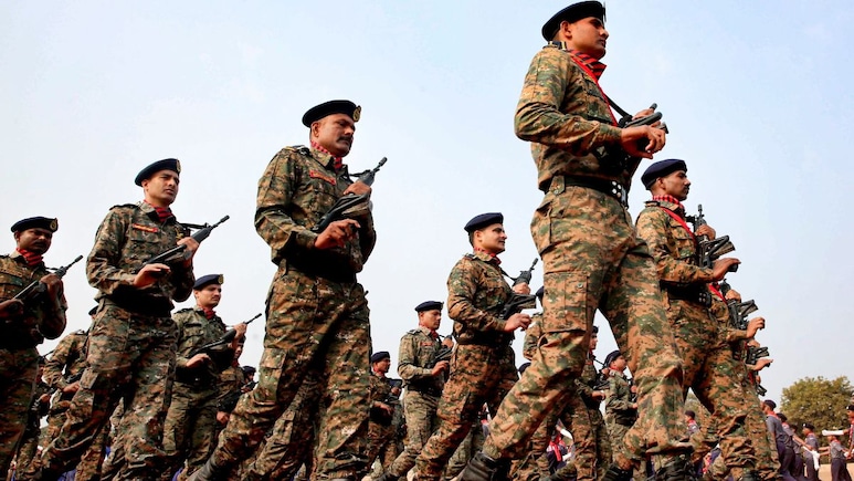 26 जनवरी परेड में शामिल होने वाले जवानों को देने होते हैं ये टेस्ट, हथियार भी होते हैं चेक