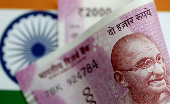Rupee Edges Up To 67.62 Against US Dollar Battling CAD Woes, Fed's Hawkish Stance