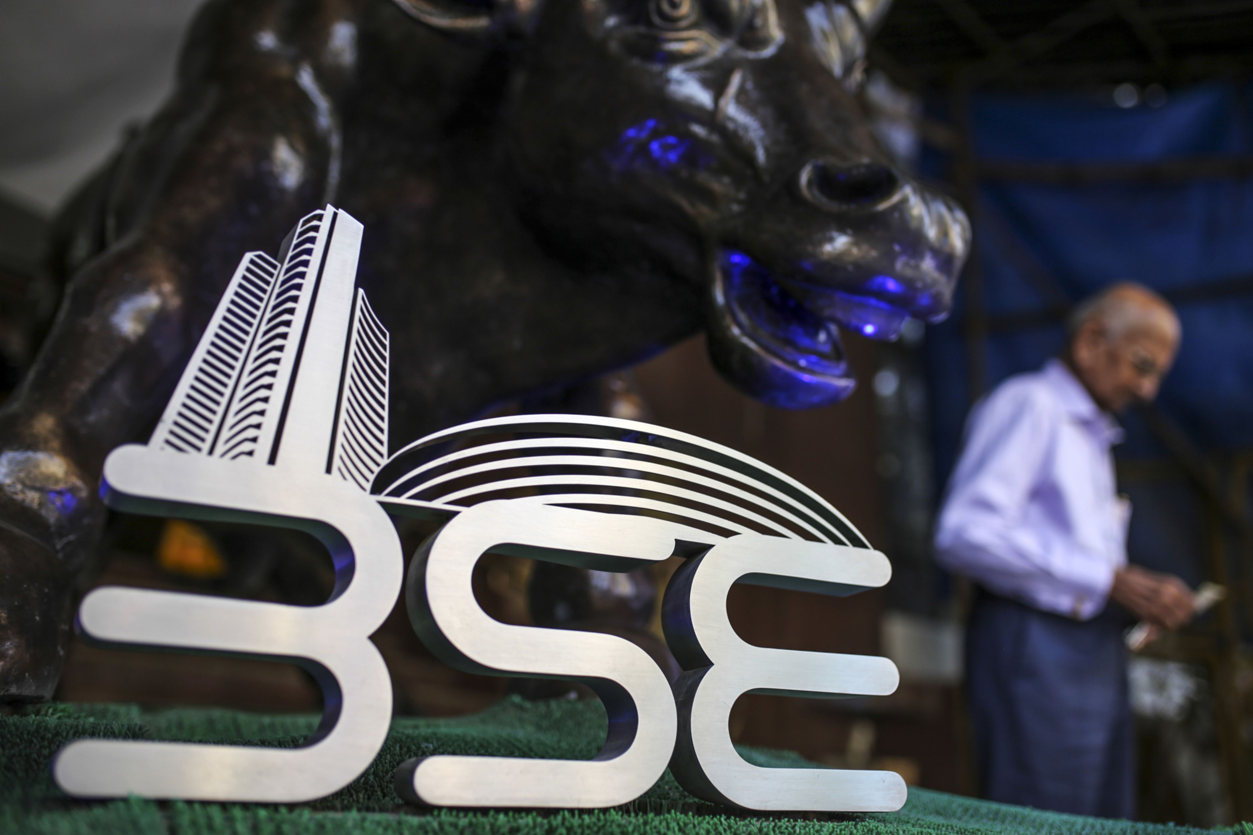 HDFC Bank, RIL Help Sensex, Nifty Extend Record Run