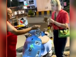 नया स्कूटर और मंत्रोच्चार&hellip; मैक्सिकन महिला की वाहन पूजा देख इंटरनेट हुआ भावुक