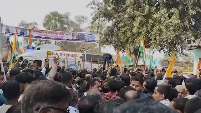 कर चले हम फिदा जान ओ तन साथियों&hellip;शहीद का शव पहुंचा तो आंसुओं, जयकारों और तिरंगों से पट गया पूरा गांव