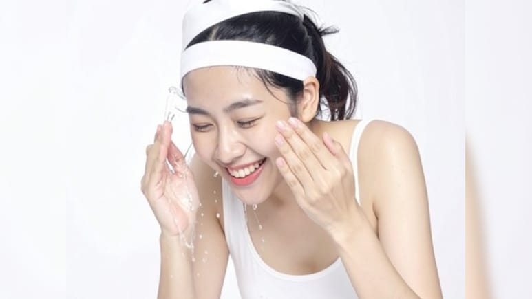 Dadi Nani Ke Nuskhe: महंगे फेशवॉश छोड़िए किचन में रखी इन चीजों से धुल लीजिए मुंह, खिल उठेगा चेहरा