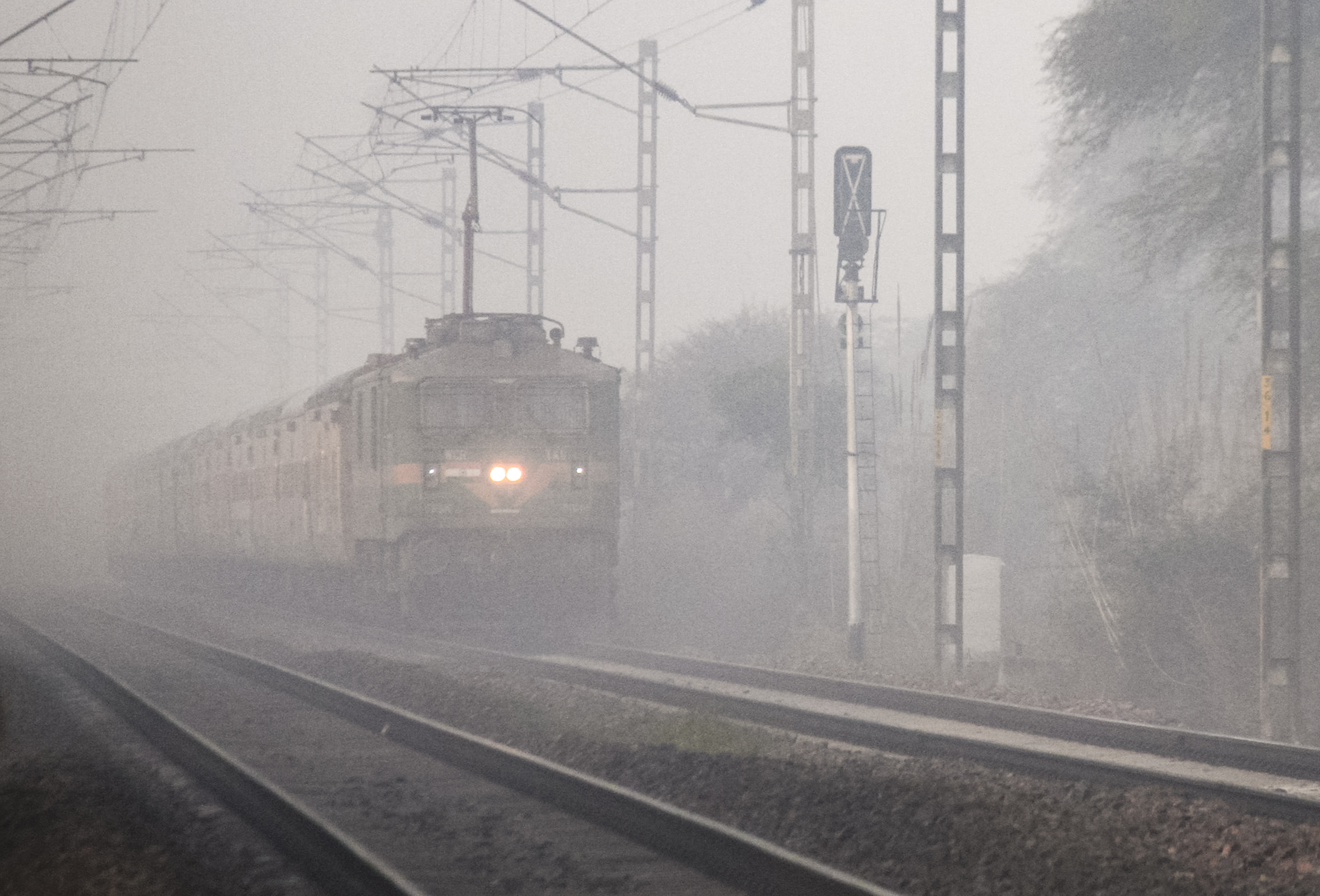 यात्रीगण ध्यान दें! आज 177 ट्रेनें लेट हैं, घने कोहरे ने दिल्ली NCR से पंजाब तक रोकी ट्रेनों की रफ्तार