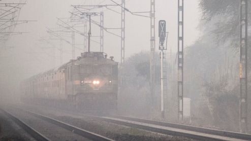 यात्रीगण ध्यान दें! आज 177 ट्रेनें लेट हैं, घने कोहरे ने दिल्ली NCR से पंजाब तक रोकी ट्रेनों की रफ्तार