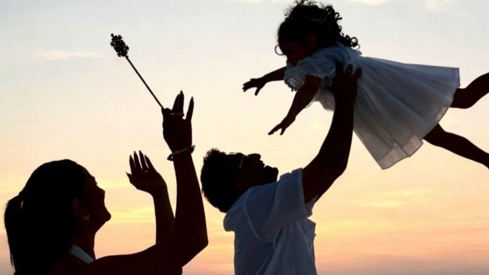 Alia Bhatt And Ranbir Kapoor Ring In 2026 With Daughter Raha By The Beachside