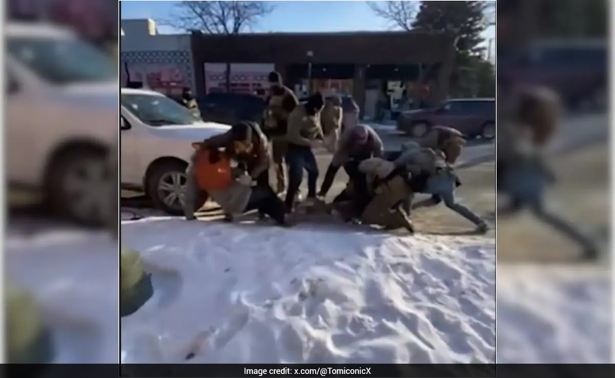 “Wat heb je gedaan?” Video’s tonen huiveringwekkende momenten tijdens het neerschieten in Minneapolis. Amerikaanse immigratieambtenaren schieten Alex Jeffrey Pretti neer