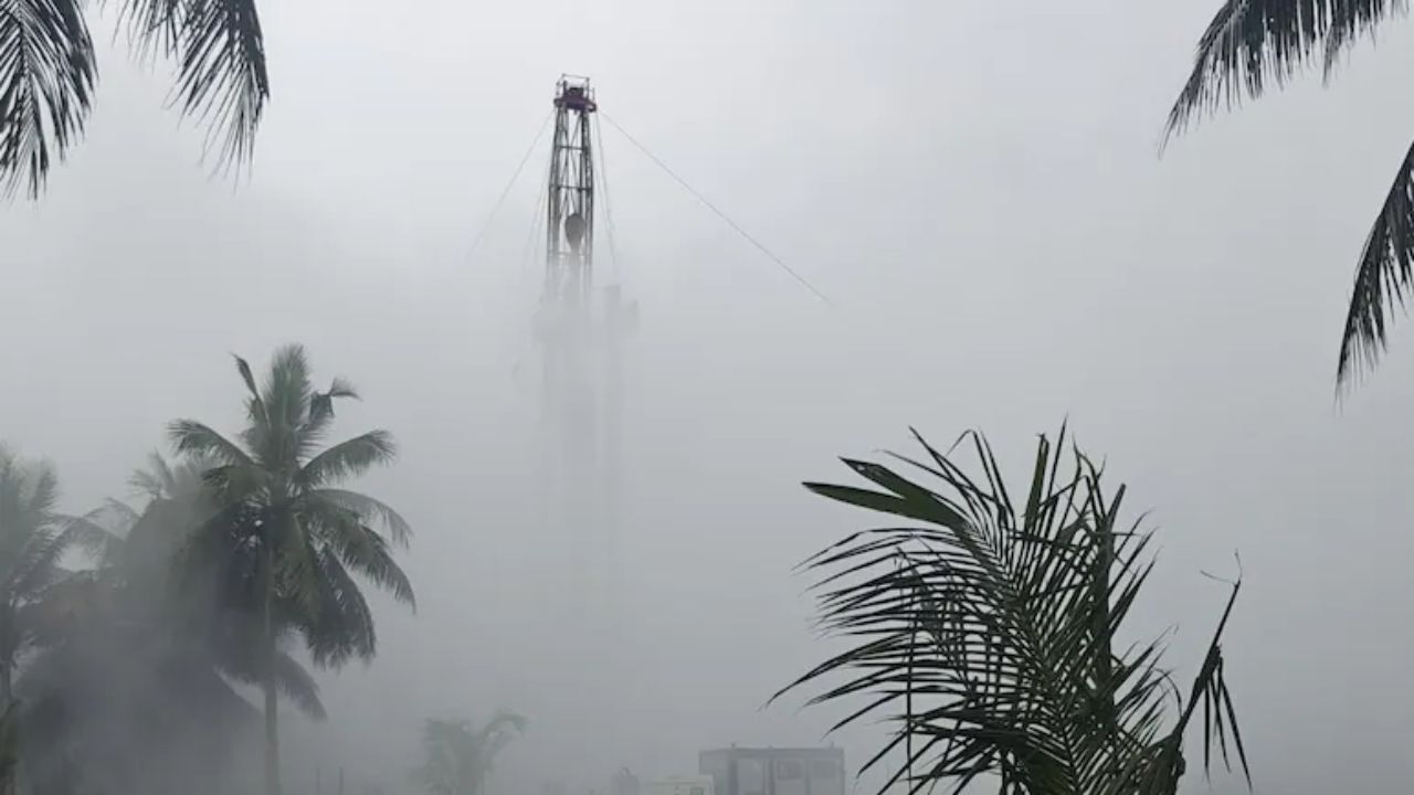 आंध्र प्रदेश: ONGC के कुएं में गैस लीक के बाद लगी आग, गांव कराया खाली