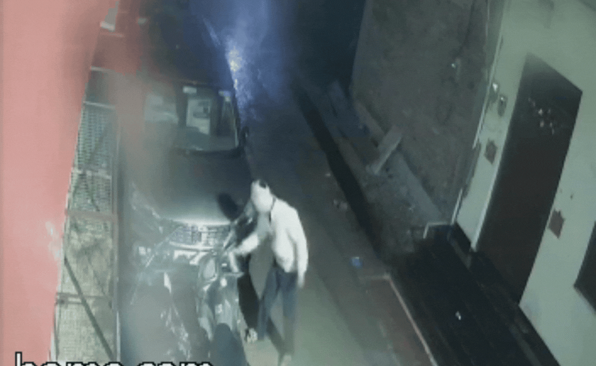 VIDEO: फॉरेस्ट अफसर के नाबालिग बेटे ने ATM-कार में पेट्रोल डालकर लगाई आग, मुंबई तक हलचल