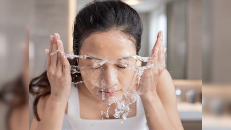 गर्म, ठंडा या गुनगुना, जानिए सर्दियों में किस पानी से चेहरा धोना है सही?