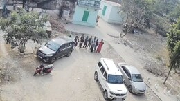 पुश्तैनी जमीन पर भिड़ गए रिश्तेदार, विवाद बढ़ा तो हथियार लेकर पहुंचे, खूनी संघर्ष के दौरान जमकर चले पत्थर