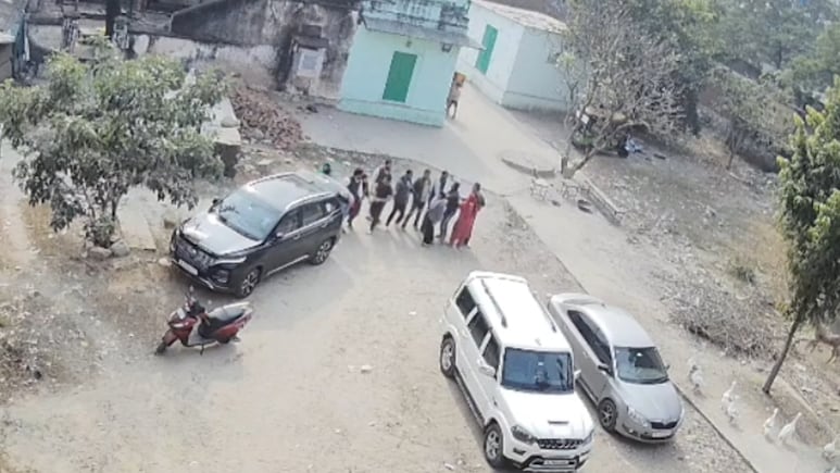 पुश्तैनी जमीन पर भिड़ गए रिश्तेदार, विवाद बढ़ा तो हथियार लेकर पहुंचे, खूनी संघर्ष के दौरान जमकर चले पत्थर