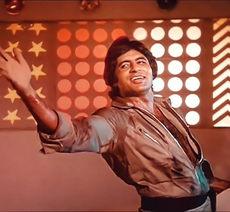 हूबहू अमिताभ बच्चन लगता है ये शख्श, कद-काठी छोडिए डांस भी सेम टू सेम, याद आ जाएंगे शहंशाह वाले बिग बी