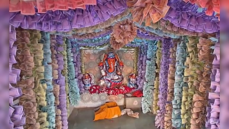 नए साल पर उज्जैन के पूर्णानंद गणपति मंदिर का अनोखा श्रृंगार, 21 लाख के नोटों और सोने की चेन से सजाया
