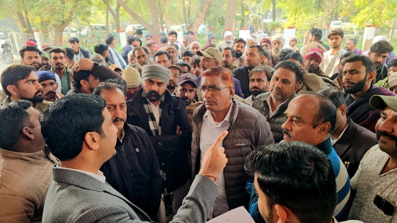 हनुमानगढ़ में SIR प्रक्रिया पर बवाल, जिंदा मतदाताओं को मृत दिखाकर वोट काटने का आरोप; कलेक्ट्रेट पर जोरदार प्रदर्शन&nbsp;