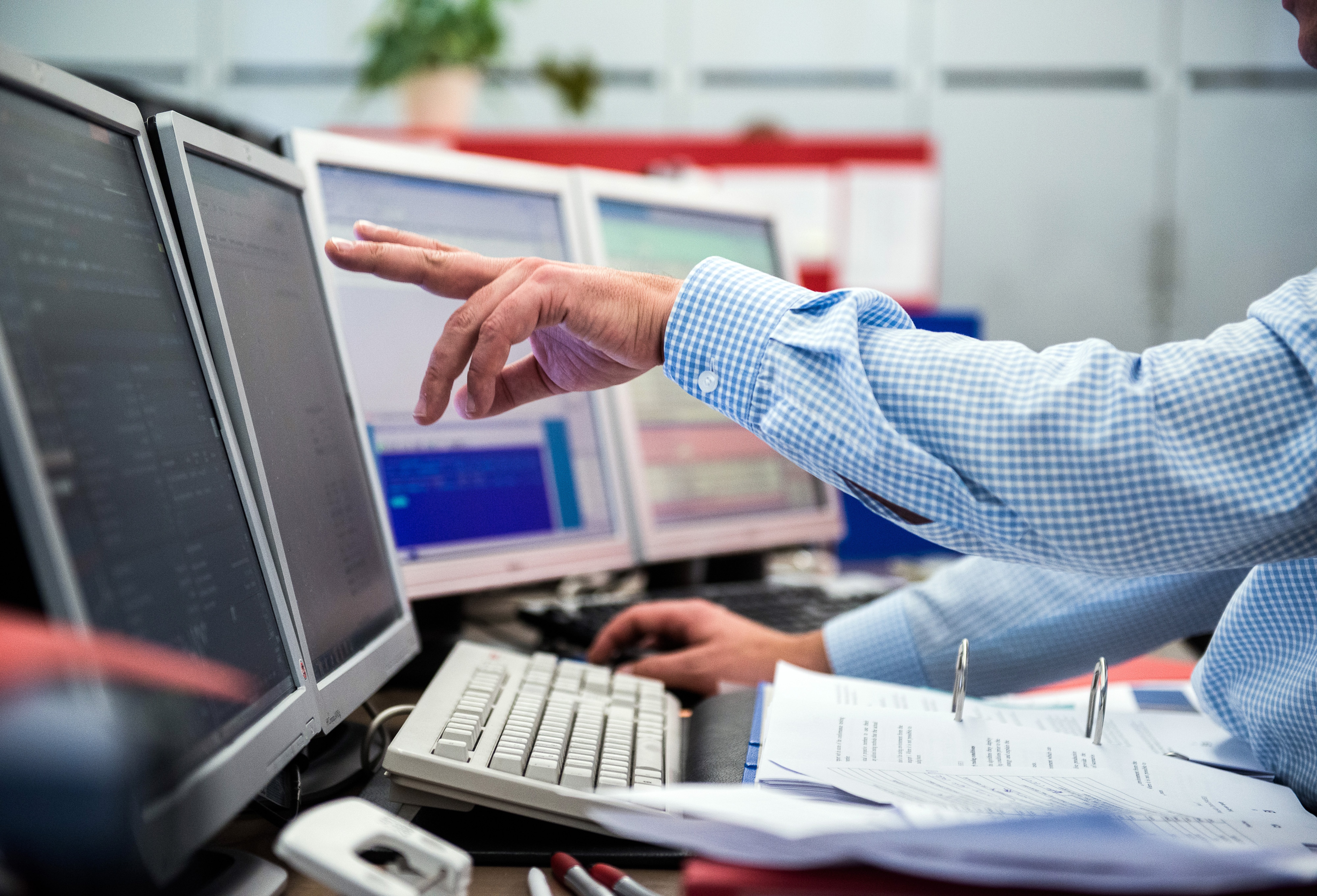 Sensex, Nifty Decline After Short-Lived Rebound