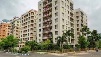 LIC Housing Finance Share Price Falls Nearly 4% After Q1 Total Income Marginally Declines