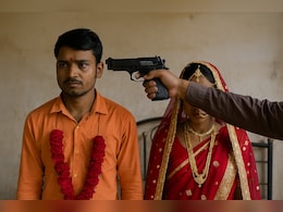 बिहार : युवक को गाय देखना भारी पड़ा, जबरन रचा दी गई शादी, अब इंसाफ की लगा रहा गुहार