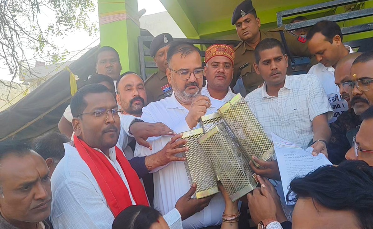 Dhan Ghotala: करोड़ों की धान चट कर गए चूहे और दीमक; कवर्धा में कांग्रेस का प्रदर्शन, सौंपी चूहा पकड़ने की जाली