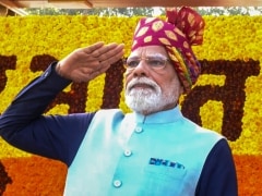 गणतंत्र दिवस पर परेड में खड़े रहकर विदेशी अतिथियों को समझाते रहे PM मोदी, सैन्य परेड की हर झांकी की दी जानकारी