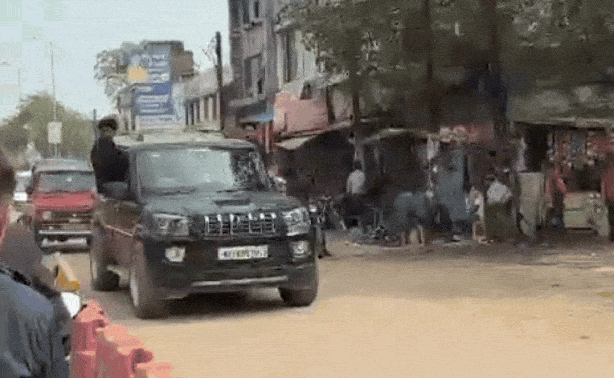 VIDEO: लग्जरी गाड़ियां, रफ्तार और छत-गेट पर बैठे छात्र, फेयरवेल पार्टी के नाम पर नाबालिगों ने मैहर में निकाली रैली