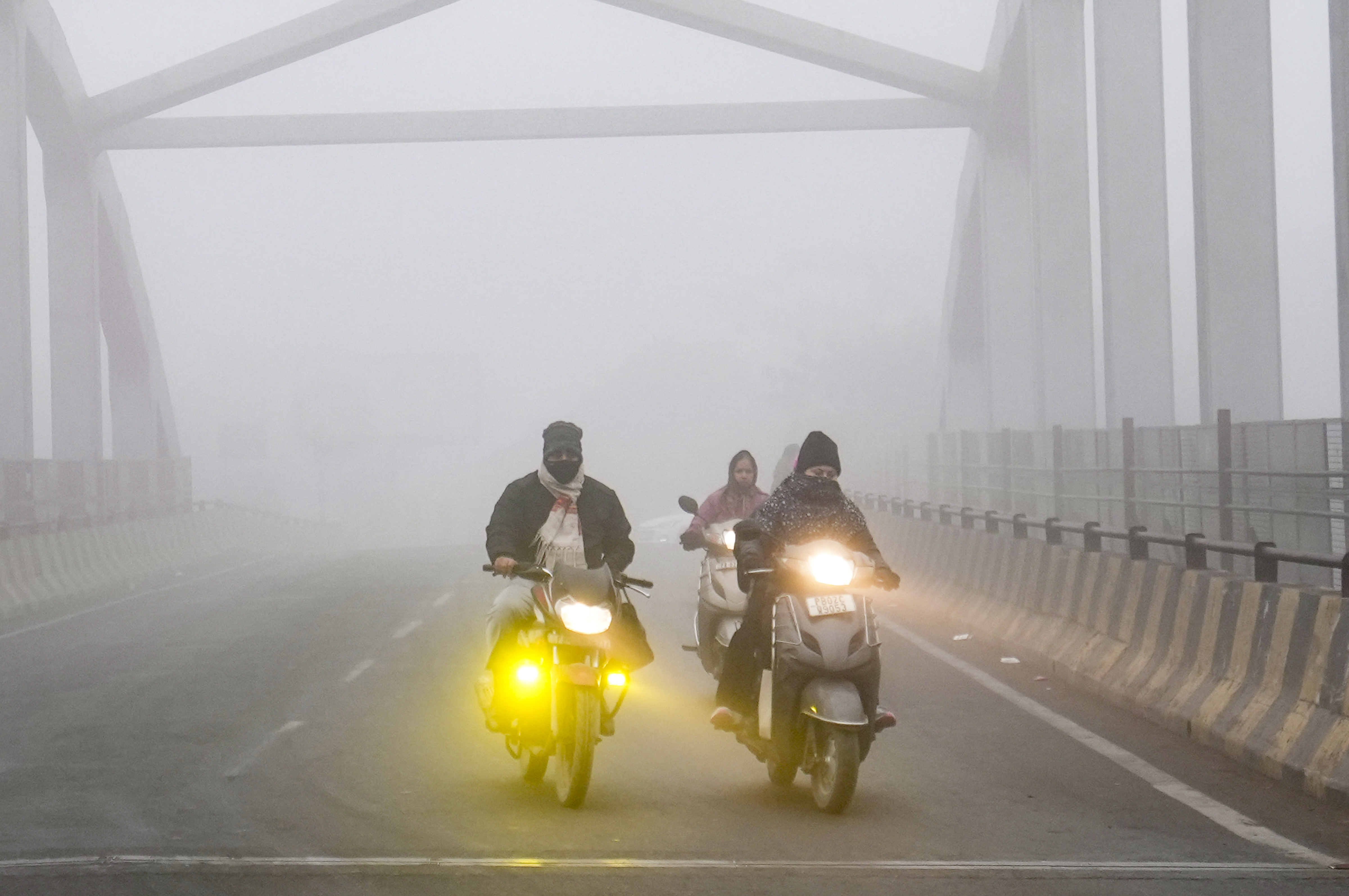 Fog Alert: दिल्ली NCR में फिर छाया घना कोहरा, शीत लहर का भी सितम, जानें कब तक पड़ेगी कंपकंपाने वाली सर्दी