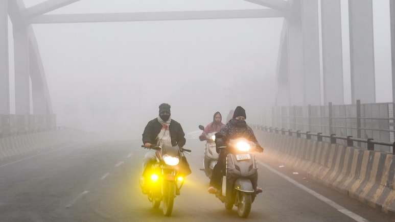 Fog Alert: दिल्ली NCR में फिर छाया घना कोहरा, शीत लहर का भी सितम, जानें कब तक पड़ेगी कंपकंपाने वाली सर्दी