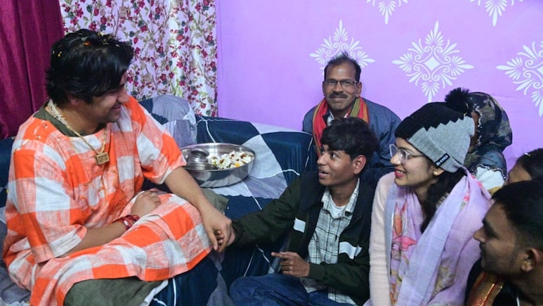 धीरेंद्र शास्त्री ने निभाया 2 बहनों को दिया वचन, देर रात 12 बजे घर पहुंचे तो हर कोई रह गया हैरान